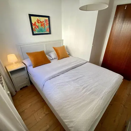 Ferienwohnung-kapitaen-hook-mit-sonnenterrasse-garten-zwischen-strand-wald-wiese-auf-ruegen Gustow (Vorpommern-Rugen)