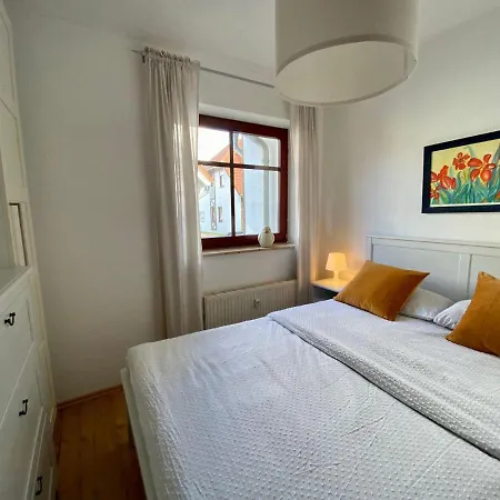 Ferienwohnung-kapitaen-hook-mit-sonnenterrasse-garten-zwischen-strand-wald-wiese-auf-ruegen *