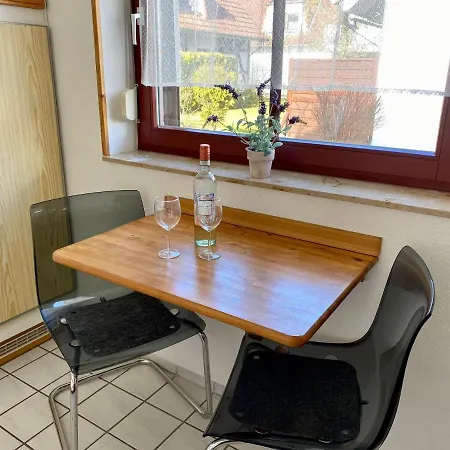 Ferienwohnung-kapitaen-hook-mit-sonnenterrasse-garten-zwischen-strand-wald-wiese-auf-ruegen