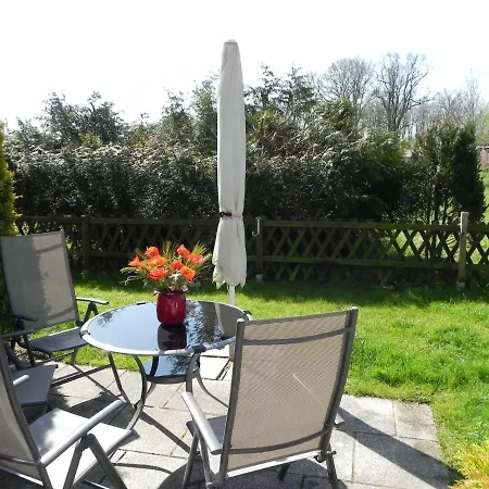 Ferienwohnung-kapitaen-hook-mit-sonnenterrasse-garten-zwischen-strand-wald-wiese-auf-ruegen Appartement Gustow (Vorpommern-Rugen)