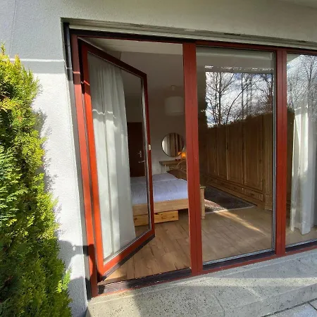 Ferienwohnung-kapitaen-hook-mit-sonnenterrasse-garten-zwischen-strand-wald-wiese-auf-ruegen Gustow (Vorpommern-Rugen)