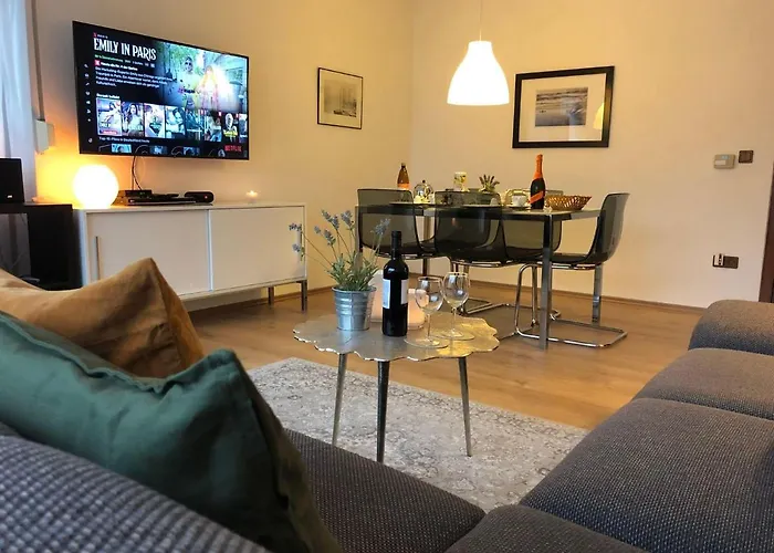 Ferienwohnung-kapitaen-hook-mit-sonnenterrasse-garten-zwischen-strand-wald-wiese-auf-ruegen Appartement