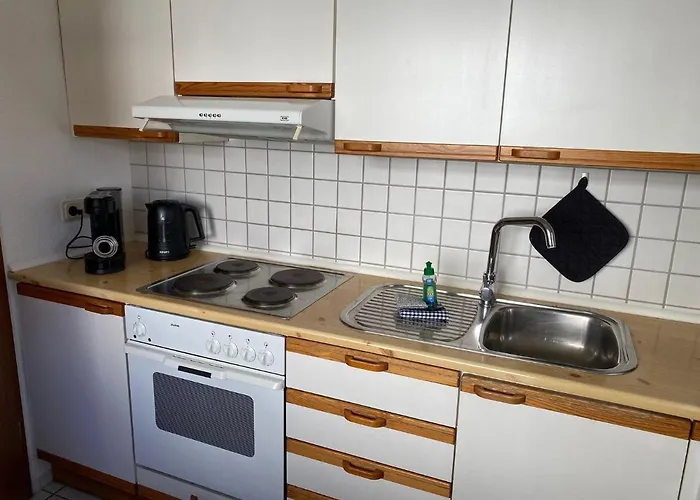 Ferienwohnung-kapitaen-hook-mit-sonnenterrasse-garten-zwischen-strand-wald-wiese-auf-ruegen アパート