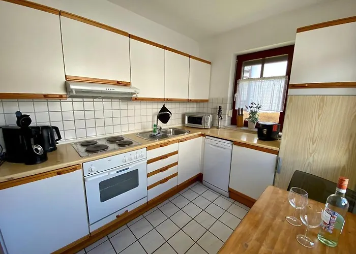 Ferienwohnung-kapitaen-hook-mit-sonnenterrasse-garten-zwischen-strand-wald-wiese-auf-ruegen アパート Gustow