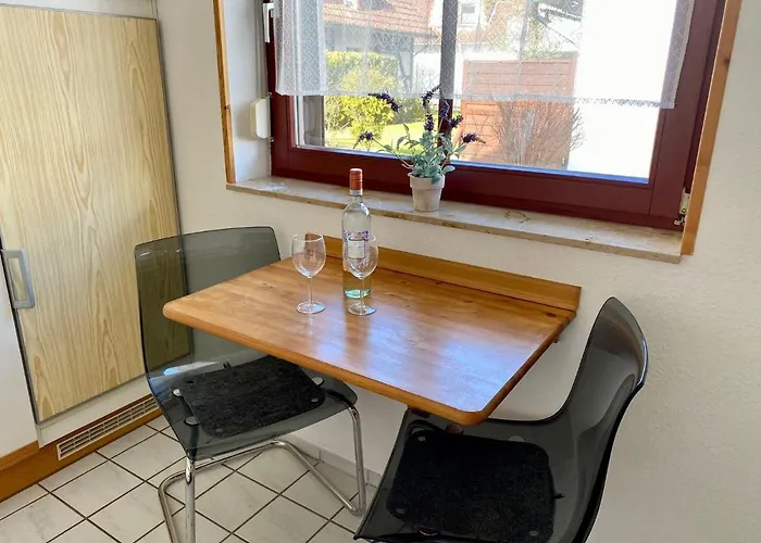 Ferienwohnung-kapitaen-hook-mit-sonnenterrasse-garten-zwischen-strand-wald-wiese-auf-ruegen