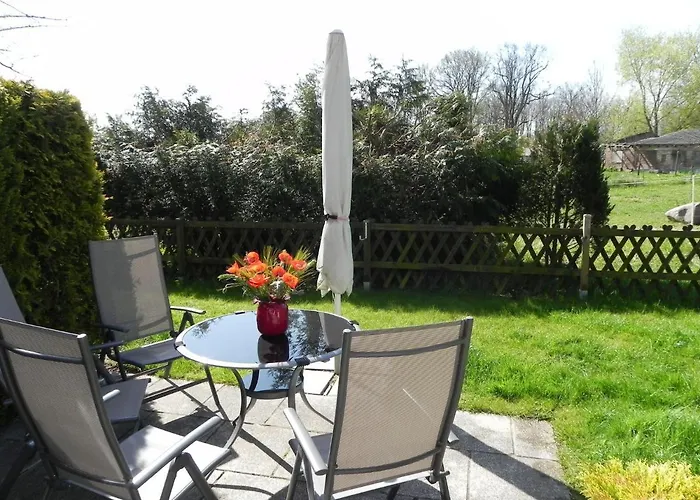 Ferienwohnung-kapitaen-hook-mit-sonnenterrasse-garten-zwischen-strand-wald-wiese-auf-ruegen アパート Gustow